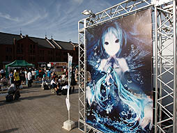 画像集#006のサムネイル/約10mの巨大ミクが横浜の夜景をバックに人気楽曲を披露。初音ミク生誕5周年を記念したイベント，「夏の終わりの39祭り」の「ウォーターステージ」をレポート