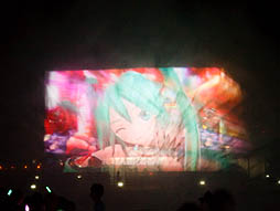 画像集#008のサムネイル/約10mの巨大ミクが横浜の夜景をバックに人気楽曲を披露。初音ミク生誕5周年を記念したイベント，「夏の終わりの39祭り」の「ウォーターステージ」をレポート