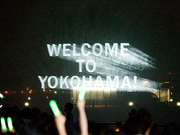 画像集#010のサムネイル/約10mの巨大ミクが横浜の夜景をバックに人気楽曲を披露。初音ミク生誕5周年を記念したイベント，「夏の終わりの39祭り」の「ウォーターステージ」をレポート