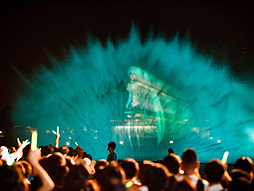 画像集#011のサムネイル/約10mの巨大ミクが横浜の夜景をバックに人気楽曲を披露。初音ミク生誕5周年を記念したイベント，「夏の終わりの39祭り」の「ウォーターステージ」をレポート