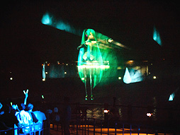 画像集#013のサムネイル/約10mの巨大ミクが横浜の夜景をバックに人気楽曲を披露。初音ミク生誕5周年を記念したイベント，「夏の終わりの39祭り」の「ウォーターステージ」をレポート