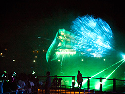 画像集#015のサムネイル/約10mの巨大ミクが横浜の夜景をバックに人気楽曲を披露。初音ミク生誕5周年を記念したイベント，「夏の終わりの39祭り」の「ウォーターステージ」をレポート