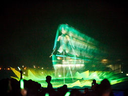 画像集#016のサムネイル/約10mの巨大ミクが横浜の夜景をバックに人気楽曲を披露。初音ミク生誕5周年を記念したイベント，「夏の終わりの39祭り」の「ウォーターステージ」をレポート
