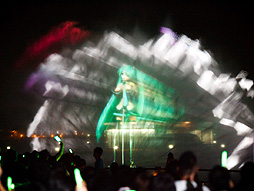 画像集#017のサムネイル/約10mの巨大ミクが横浜の夜景をバックに人気楽曲を披露。初音ミク生誕5周年を記念したイベント，「夏の終わりの39祭り」の「ウォーターステージ」をレポート