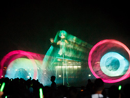 画像集#019のサムネイル/約10mの巨大ミクが横浜の夜景をバックに人気楽曲を披露。初音ミク生誕5周年を記念したイベント，「夏の終わりの39祭り」の「ウォーターステージ」をレポート