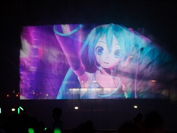 画像集#023のサムネイル/約10mの巨大ミクが横浜の夜景をバックに人気楽曲を披露。初音ミク生誕5周年を記念したイベント，「夏の終わりの39祭り」の「ウォーターステージ」をレポート
