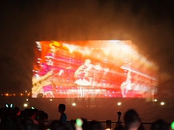 画像集#025のサムネイル/約10mの巨大ミクが横浜の夜景をバックに人気楽曲を披露。初音ミク生誕5周年を記念したイベント，「夏の終わりの39祭り」の「ウォーターステージ」をレポート