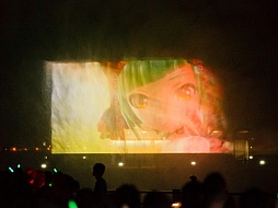 画像集#026のサムネイル/約10mの巨大ミクが横浜の夜景をバックに人気楽曲を披露。初音ミク生誕5周年を記念したイベント，「夏の終わりの39祭り」の「ウォーターステージ」をレポート