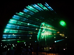 画像集#028のサムネイル/約10mの巨大ミクが横浜の夜景をバックに人気楽曲を披露。初音ミク生誕5周年を記念したイベント，「夏の終わりの39祭り」の「ウォーターステージ」をレポート
