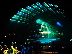 画像集#029のサムネイル/約10mの巨大ミクが横浜の夜景をバックに人気楽曲を披露。初音ミク生誕5周年を記念したイベント，「夏の終わりの39祭り」の「ウォーターステージ」をレポート