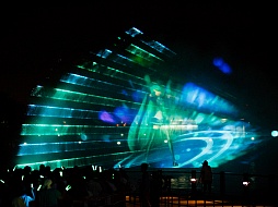 画像集#030のサムネイル/約10mの巨大ミクが横浜の夜景をバックに人気楽曲を披露。初音ミク生誕5周年を記念したイベント，「夏の終わりの39祭り」の「ウォーターステージ」をレポート