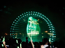 画像集#031のサムネイル/約10mの巨大ミクが横浜の夜景をバックに人気楽曲を披露。初音ミク生誕5周年を記念したイベント，「夏の終わりの39祭り」の「ウォーターステージ」をレポート
