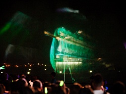 画像集#034のサムネイル/約10mの巨大ミクが横浜の夜景をバックに人気楽曲を披露。初音ミク生誕5周年を記念したイベント，「夏の終わりの39祭り」の「ウォーターステージ」をレポート
