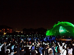 画像集#037のサムネイル/約10mの巨大ミクが横浜の夜景をバックに人気楽曲を披露。初音ミク生誕5周年を記念したイベント，「夏の終わりの39祭り」の「ウォーターステージ」をレポート