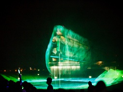 画像集#041のサムネイル/約10mの巨大ミクが横浜の夜景をバックに人気楽曲を披露。初音ミク生誕5周年を記念したイベント，「夏の終わりの39祭り」の「ウォーターステージ」をレポート