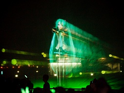 画像集#043のサムネイル/約10mの巨大ミクが横浜の夜景をバックに人気楽曲を披露。初音ミク生誕5周年を記念したイベント，「夏の終わりの39祭り」の「ウォーターステージ」をレポート