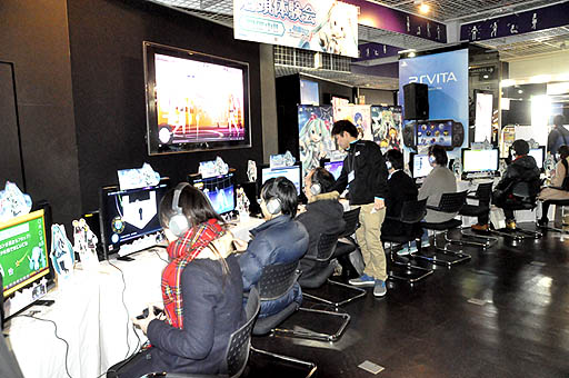 画像ギャラリー No.001のサムネイル画像 / 「初音ミク -Project DIVA- F」店頭体験会をレポート。初のプレイアブル展示に,多数のファンが殺到。プロデューサーへのミニインタビューも掲載