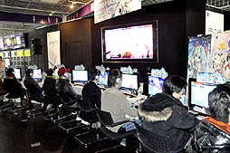 画像ギャラリー No.002のサムネイル画像 / 「初音ミク -Project DIVA- F」店頭体験会をレポート。初のプレイアブル展示に,多数のファンが殺到。プロデューサーへのミニインタビューも掲載