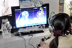 画像ギャラリー No.003のサムネイル画像 / 「初音ミク -Project DIVA- F」店頭体験会をレポート。初のプレイアブル展示に,多数のファンが殺到。プロデューサーへのミニインタビューも掲載