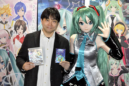 画像ギャラリー No.006のサムネイル画像 / 「初音ミク -Project DIVA- F」店頭体験会をレポート。初のプレイアブル展示に,多数のファンが殺到。プロデューサーへのミニインタビューも掲載