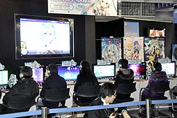 画像ギャラリー No.009のサムネイル画像 / 「初音ミク -Project DIVA- F」店頭体験会をレポート。初のプレイアブル展示に,多数のファンが殺到。プロデューサーへのミニインタビューも掲載