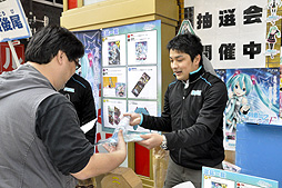 画像ギャラリー No.003のサムネイル画像 / 「初音ミク -ProjectDIVA- F」の発売記念抽選会が開催。プロジェクトマネージャーの内海 洋氏にいろいろな話を聞いた