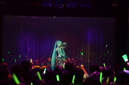 画像ギャラリー No.015のサムネイル画像 / 東京ジョイポリスが初音ミク一色に。「初音ミク -Project DIVA- F × 千本桜 in JOYPOLIS」のメディア向け内覧会をレポート