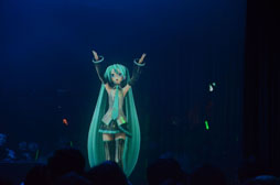 画像ギャラリー No.020のサムネイル画像 / 東京ジョイポリスが初音ミク一色に。「初音ミク -Project DIVA- F × 千本桜 in JOYPOLIS」のメディア向け内覧会をレポート