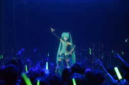 画像ギャラリー No.026のサムネイル画像 / 東京ジョイポリスが初音ミク一色に。「初音ミク -Project DIVA- F × 千本桜 in JOYPOLIS」のメディア向け内覧会をレポート