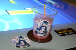 画像ギャラリー No.030のサムネイル画像 / 東京ジョイポリスが初音ミク一色に。「初音ミク -Project DIVA- F × 千本桜 in JOYPOLIS」のメディア向け内覧会をレポート