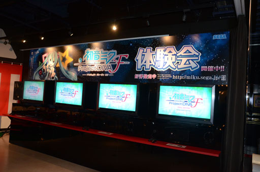 画像ギャラリー No.032のサムネイル画像 / 東京ジョイポリスが初音ミク一色に。「初音ミク -Project DIVA- F × 千本桜 in JOYPOLIS」のメディア向け内覧会をレポート