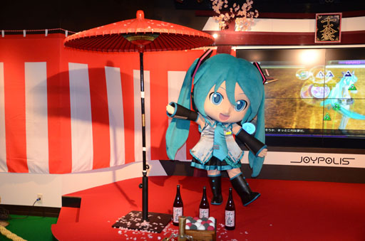 画像ギャラリー No.035のサムネイル画像 / 東京ジョイポリスが初音ミク一色に。「初音ミク -Project DIVA- F × 千本桜 in JOYPOLIS」のメディア向け内覧会をレポート