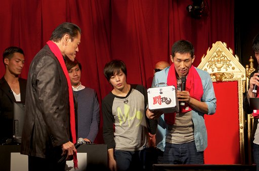 画像ギャラリー No.011のサムネイル画像 / 「メタルギア ライジング リベンジェンス」や「SOUL SACRIFICE」が披露された,アントニオ猪木さん主宰の生放送「一遊闘魂」をレポート