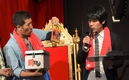 画像ギャラリー No.017のサムネイル画像 / 「メタルギア ライジング リベンジェンス」や「SOUL SACRIFICE」が披露された,アントニオ猪木さん主宰の生放送「一遊闘魂」をレポート