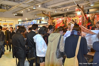 ���������꡼ No.003�Υ���ͥ������ / ���������Ρ֥����롦������ե�������ȯ�䵭ǰ�����������񤬳��Ť��줿��SHIBUYA TSUTAYA�ǤΥ��٥�ȥ�ݡ��Ȥ�Ǻ�