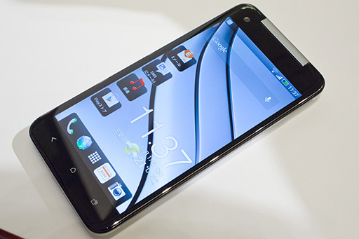 5インチのフルhd液晶を搭載する Htc J Butterfly Htl21 が登場 Auの12年冬モデル端末発表会レポート