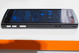 画像集#042のサムネイル/5インチのフルHD液晶を搭載する「HTC J butterfly HTL21」が登場。auの2012年冬モデル端末発表会レポート