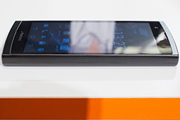 画像集#043のサムネイル/5インチのフルHD液晶を搭載する「HTC J butterfly HTL21」が登場。auの2012年冬モデル端末発表会レポート
