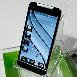 画像ギャラリー No.007のサムネイル画像 / HTC,12月上旬発売予定となる「HTC J butterfly」のプレスイベントを開催。使いやすさを追求したハイエンド端末