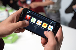 画像ギャラリー No.017のサムネイル画像 / HTC,12月上旬発売予定となる「HTC J butterfly」のプレスイベントを開催。使いやすさを追求したハイエンド端末