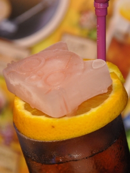 画像ギャラリー No.050のサムネイル画像 / カプコンバーのグランドメニューが7月19日にリニューアル。「アイルーでパズルー」のゲーム大会も行われた試食会をレポート