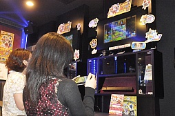 画像ギャラリー No.056のサムネイル画像 / カプコンバーのグランドメニューが7月19日にリニューアル。「アイルーでパズルー」のゲーム大会も行われた試食会をレポート