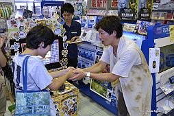 ���������꡼ No.012�Υ���ͥ������ / �֥����롼�ǥѥ��롼���з褬�Ԥ�줿�����ॺ�ޡ���Ǥ�ŹƬ�θ�����ݡ��ȡ��֥ϥ��Ȥ��פ˽б�Ǥ��뤫�⤷��ʤ�ŹƬ�θ����8��7��������Ǽ»� 