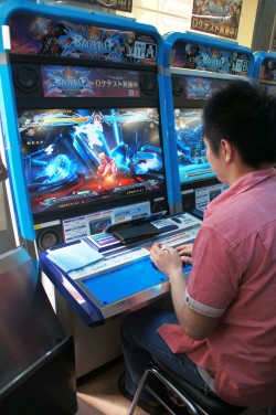 画像集#010のサムネイル/セリカとラムダが参戦した「BLAZBLUE CHRONOPHANTASMA Ver.2.0」ロケテストレポート。森Pへのミニインタビューも掲載