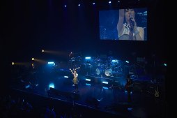 画像ギャラリー No.005のサムネイル画像 / Zepp Tokyoを蒼く染め上げた「BLAZBLUE MUSIC LIVE 2015」をレポート。森利道氏と石渡太輔氏へのインタビューも合わせて掲載
