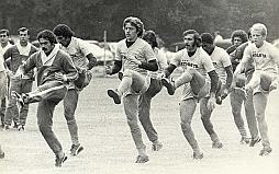 画像ギャラリー No.003のサムネイル画像 / 「バーコードフットボーラー」がアパレルブランド「ATHLETA」とタイアップ