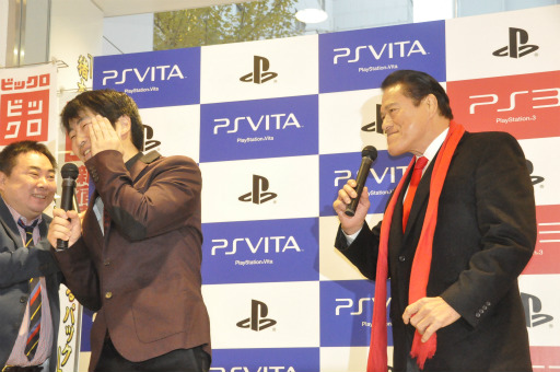 画像ギャラリー No.004のサムネイル画像 / アントニオ猪木さんがPS3/PS Vitaの「スターターパック」購入者に闘魂注入。ドランクドラゴンも登場した「猪木のビンタもツイてるパック」発売記念イベント
