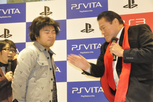 画像ギャラリー No.005のサムネイル画像 / アントニオ猪木さんがPS3/PS Vitaの「スターターパック」購入者に闘魂注入。ドランクドラゴンも登場した「猪木のビンタもツイてるパック」発売記念イベント