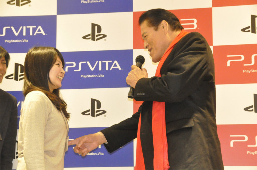 画像ギャラリー No.006のサムネイル画像 / アントニオ猪木さんがPS3/PS Vitaの「スターターパック」購入者に闘魂注入。ドランクドラゴンも登場した「猪木のビンタもツイてるパック」発売記念イベント