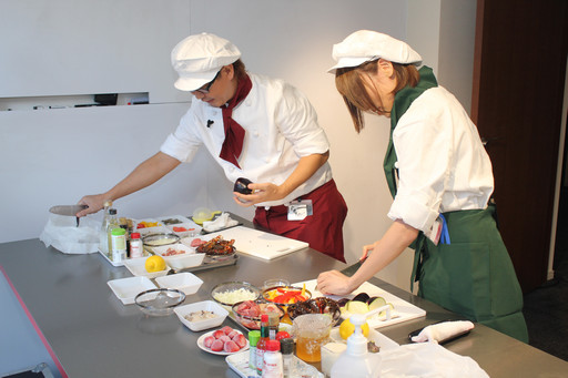 画像ギャラリー No.015のサムネイル画像 / 最新アップデート情報も公開された「『黒い砂漠』拠点接続キャラバン」東京会場をレポート。麥谷氏と榊原あやさんの料理勝負の行方は?